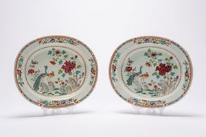 Coppia di piatti ovali in porcellana, decorati nei toni della famiglia rosa in stile export Qianlong, Giappone, periodo Meiji, seconda met&agrave; XIX secolo