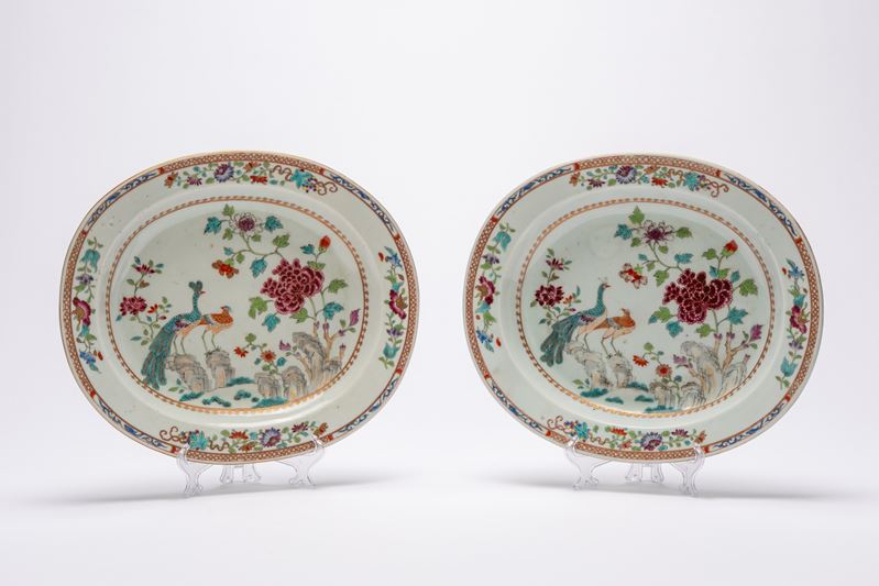 Coppia di piatti ovali in porcellana, decorati nei toni della famiglia rosa in stile export Qianl...