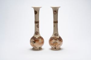 Coppia di vasi in porcellana giapponese, decorazione in stile Satsuma, Giappone, periodo Taishō, ca. 1920.