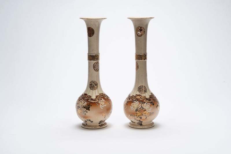 Coppia di vasi in porcellana giapponese, decorazione in stile Satsuma, Giappone, periodo Taishō, ...