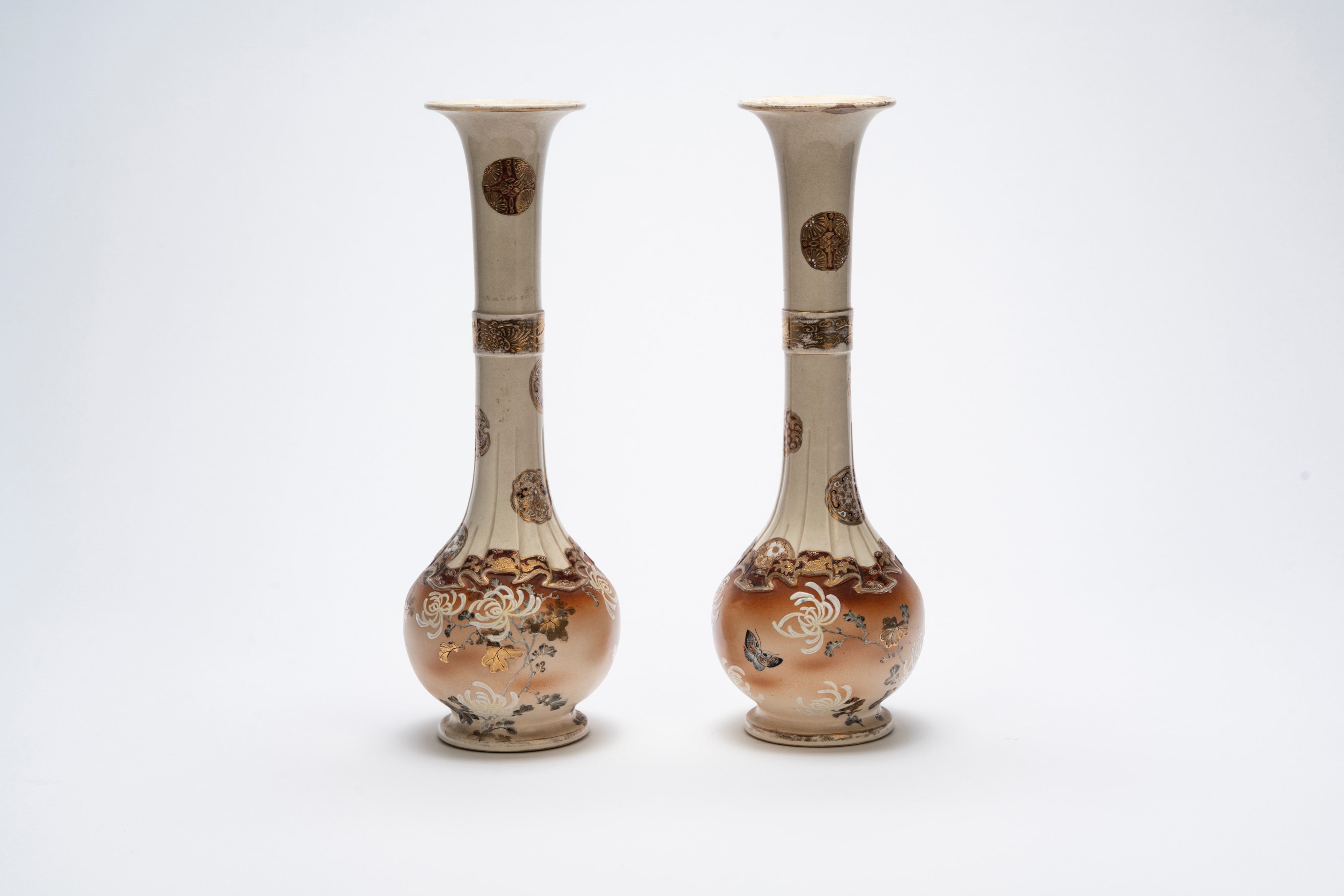 Coppia di vasi in porcellana giapponese, decorazione in stile Satsuma, Giappone, periodo Taishō, ...