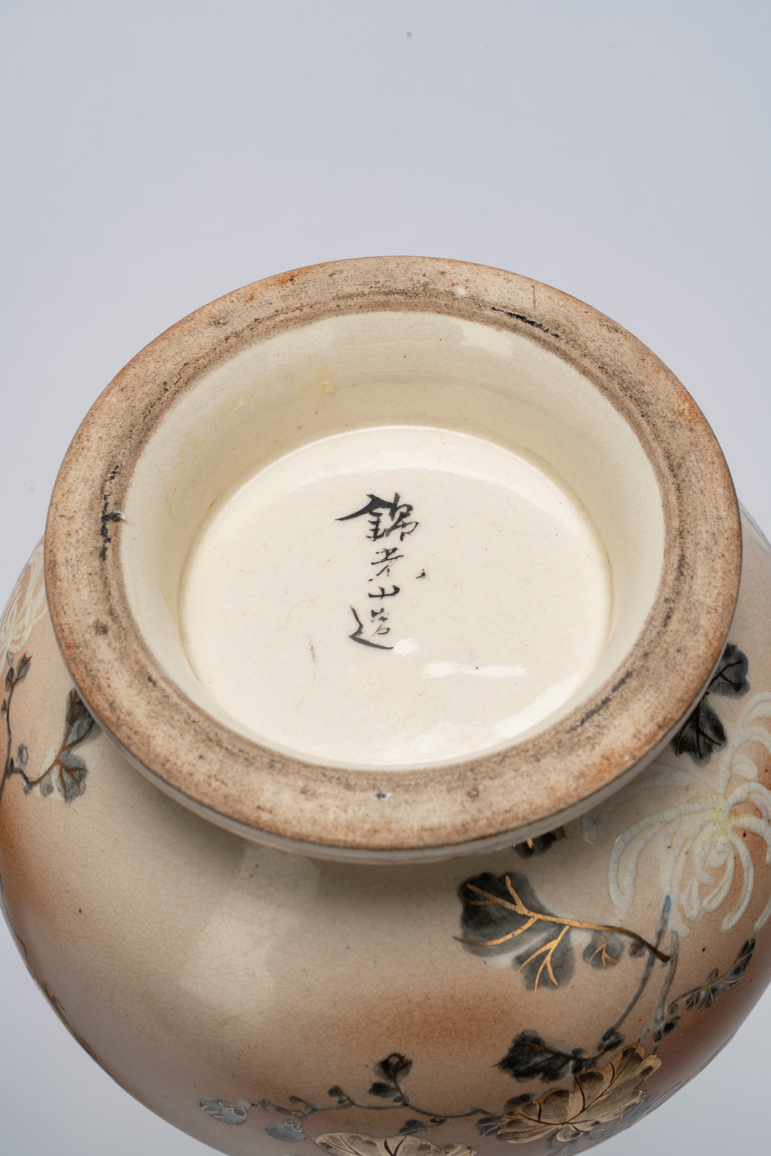 Coppia di vasi in porcellana giapponese, decorazione in stile Satsuma, Giappone, periodo Taishō, ...