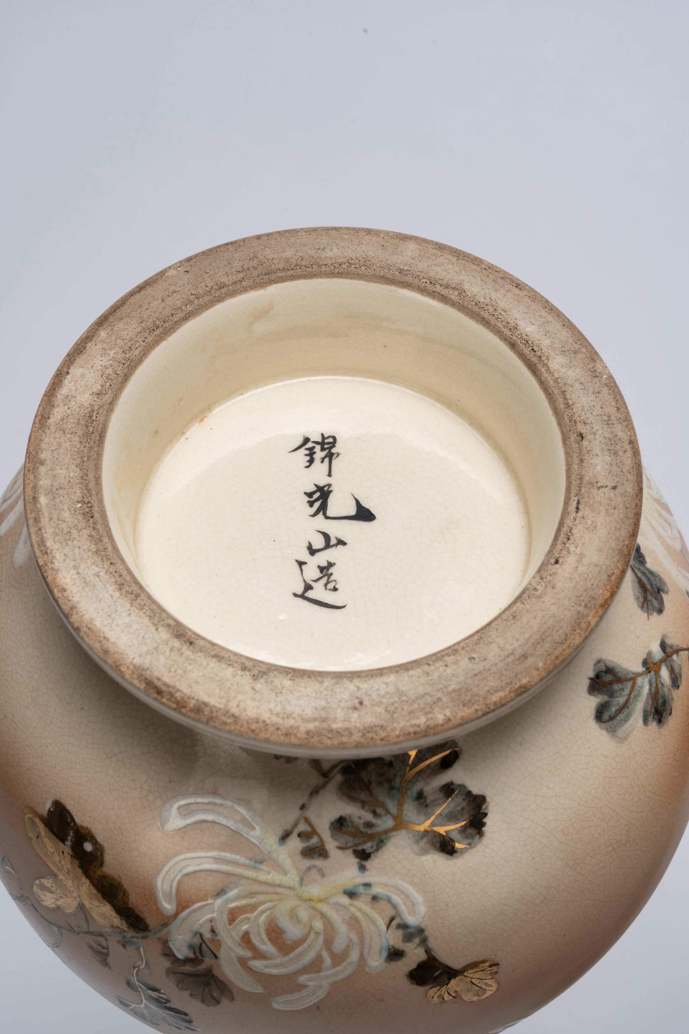 Coppia di vasi in porcellana giapponese, decorazione in stile Satsuma, Giappone, periodo Taishō, ...