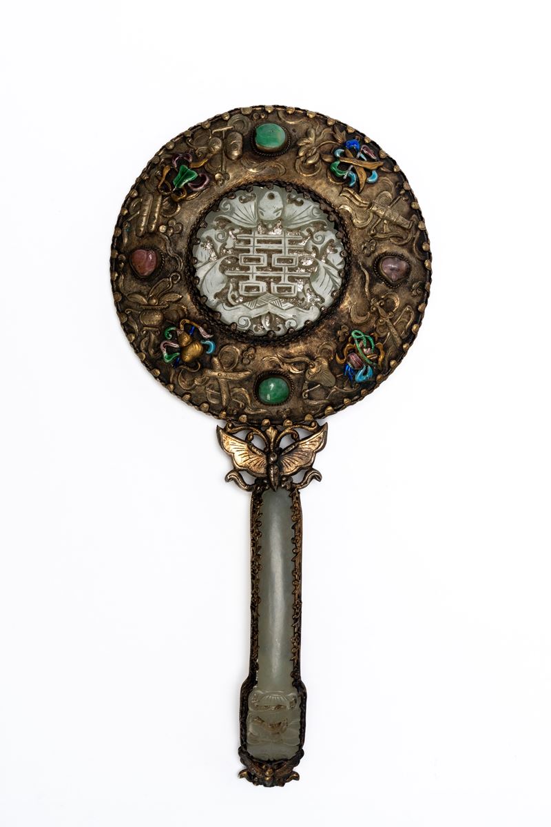 Specchio in bronzo dorato e giada, pietre dure e smalti, Cina, tarda dinastia Qing / periodo dell...