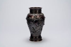 Vaso in bronzo giapponese con decorazione a rilievo, Giappone, periodo Meiji, fine XIX secolo.
