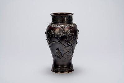 Vaso in bronzo giapponese, decorazione a rilievo, periodo Meiji, fine XIX secolo
