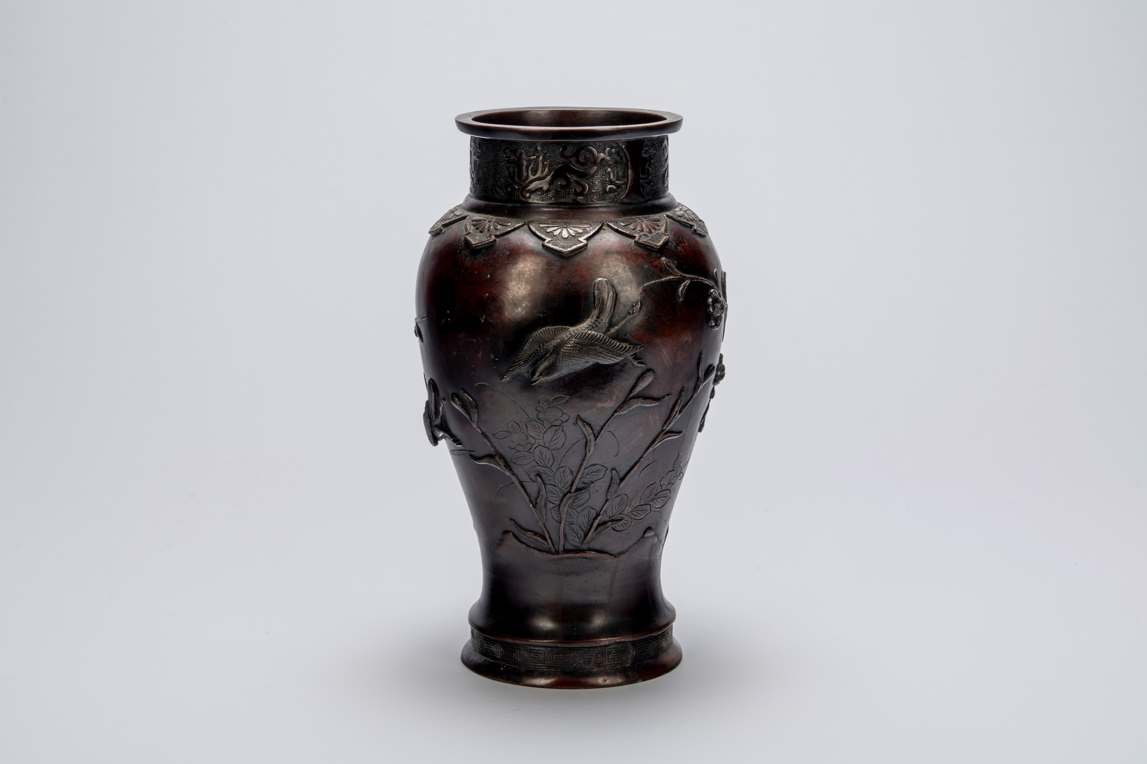 Vaso giapponese in bronzo, decorazione a rilievo e incisione (periodo Meiji, fine XIX secolo)