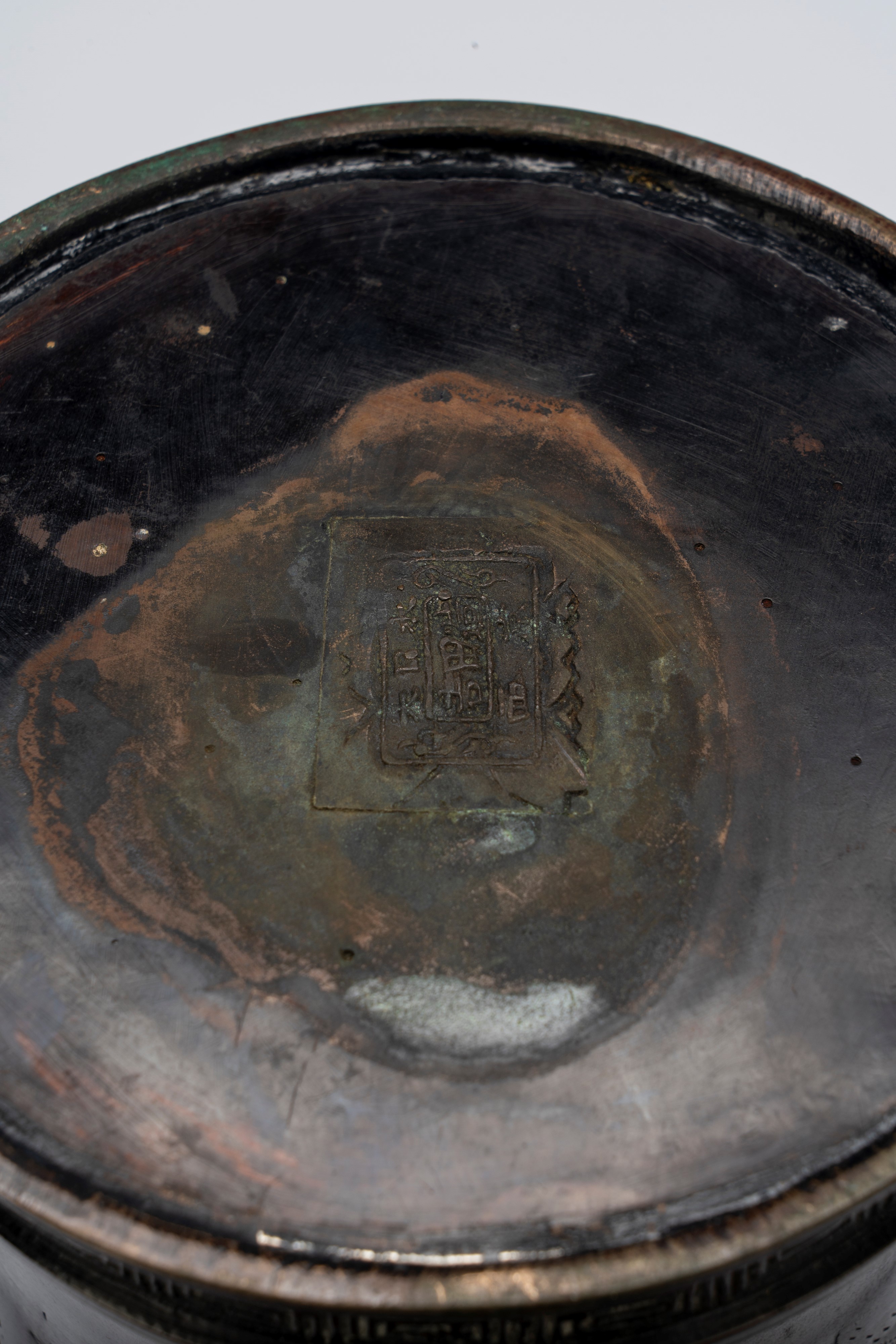 Vaso giapponese in bronzo, decorazione a rilievo e incisione (periodo Meiji, fine XIX secolo)