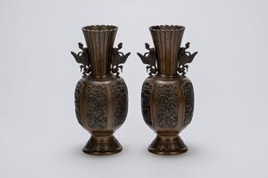 Coppia di vasi in bronzo giapponesi con manici a fenice, Giappone, periodo Meiji, fine XIX &ndash; inizi XX secolo.