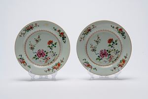 Coppia di piatti in porcellana cinese famille rose, dinastia Qing, periodo Qianlong (1736&ndash;1795)