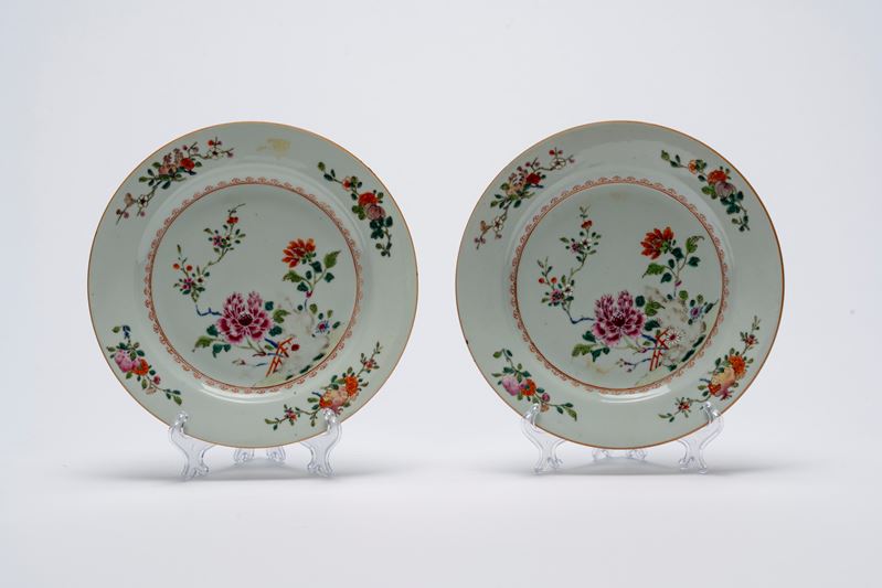Coppia di piatti in porcellana cinese famille rose, dinastia Qing, periodo Qianlong (1736–1795)