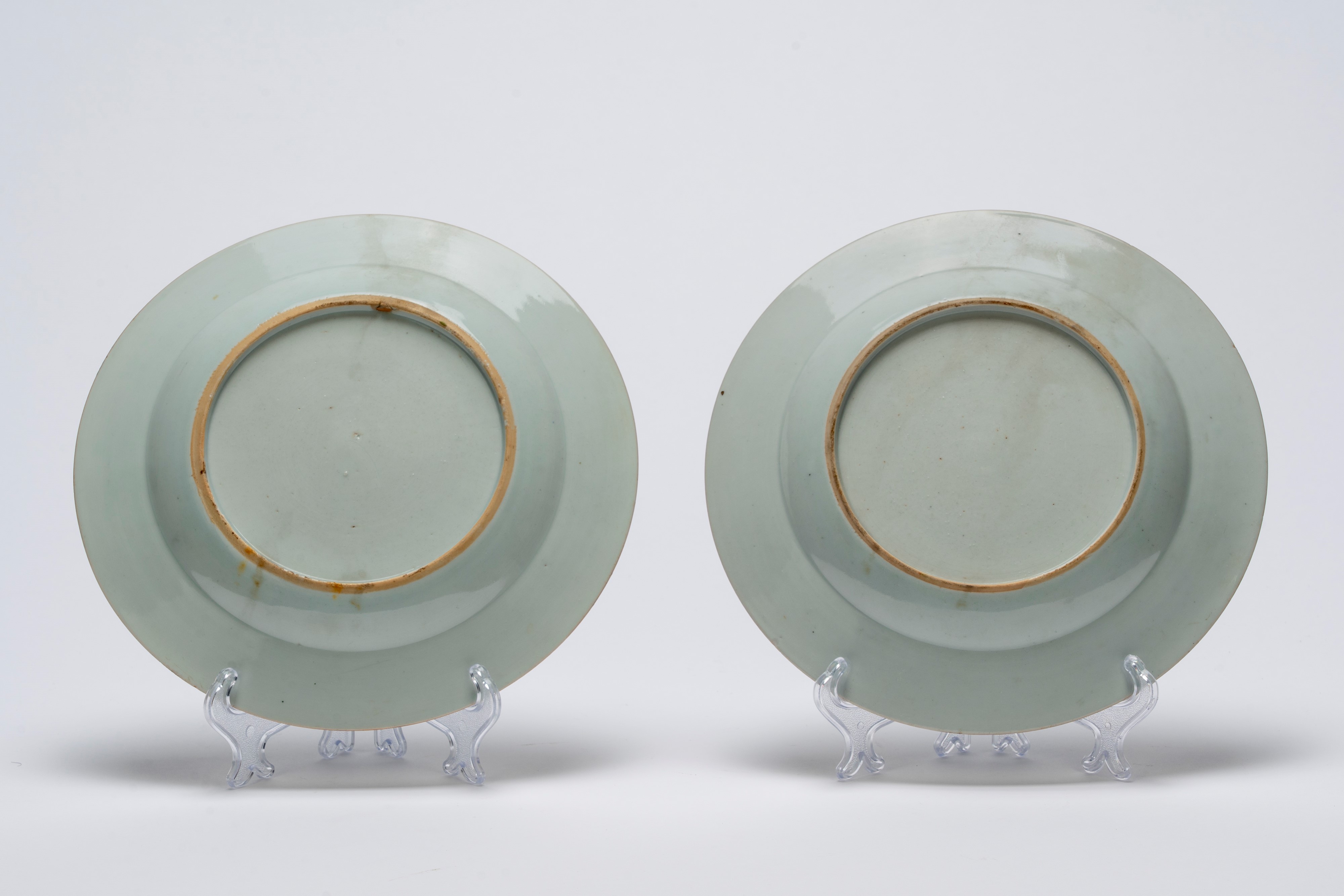 Coppia di piatti in porcellana cinese famille rose, dinastia Qing, periodo Qianlong (1736–1795)