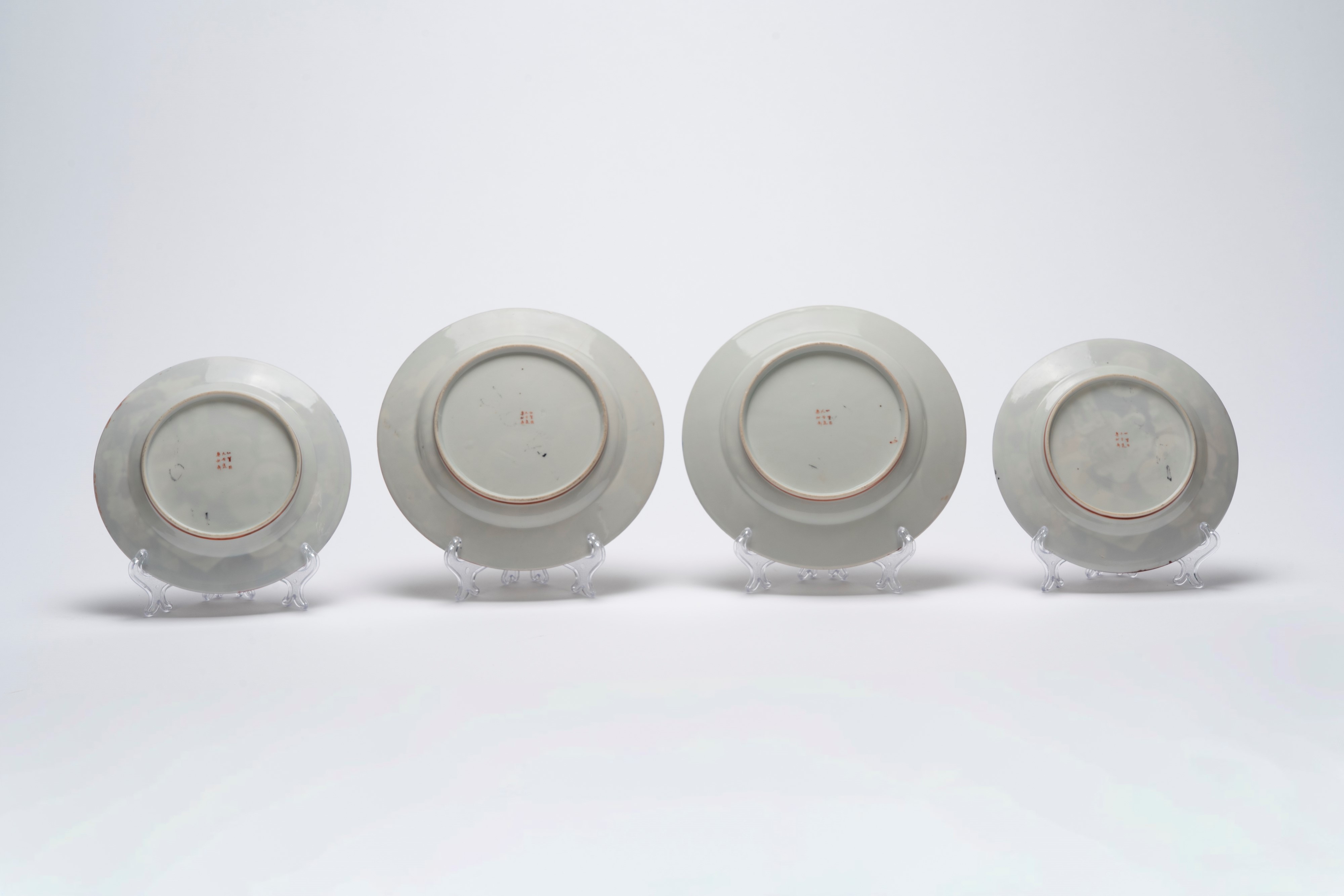 Gruppo composto da due piatti e due piattini in porcellana Kutani, Giappone, periodo Taisho - ini...