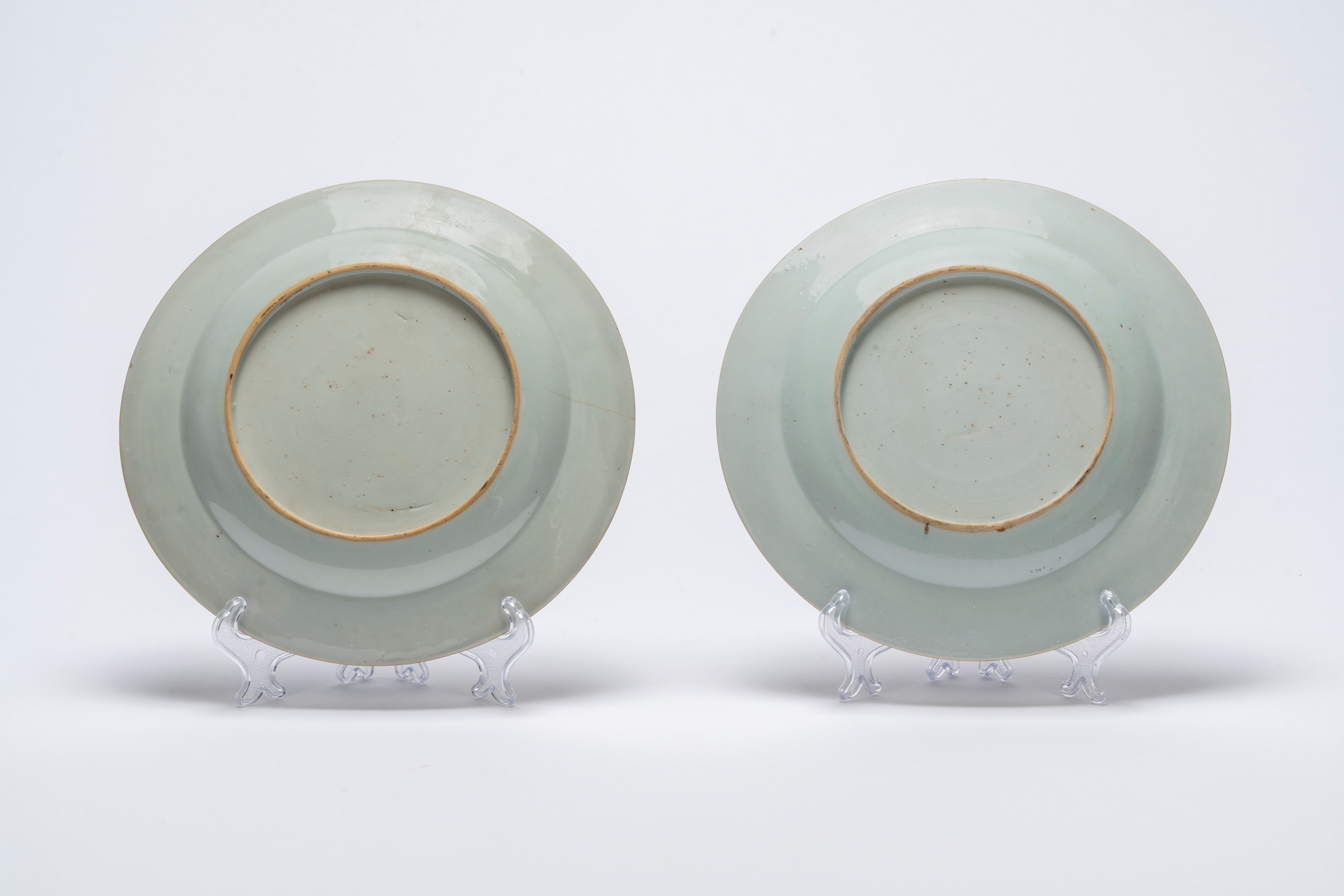 Coppia di piatti in porcellana in stile "Imari", Cina, dinastia Qing, epoca Qianlong