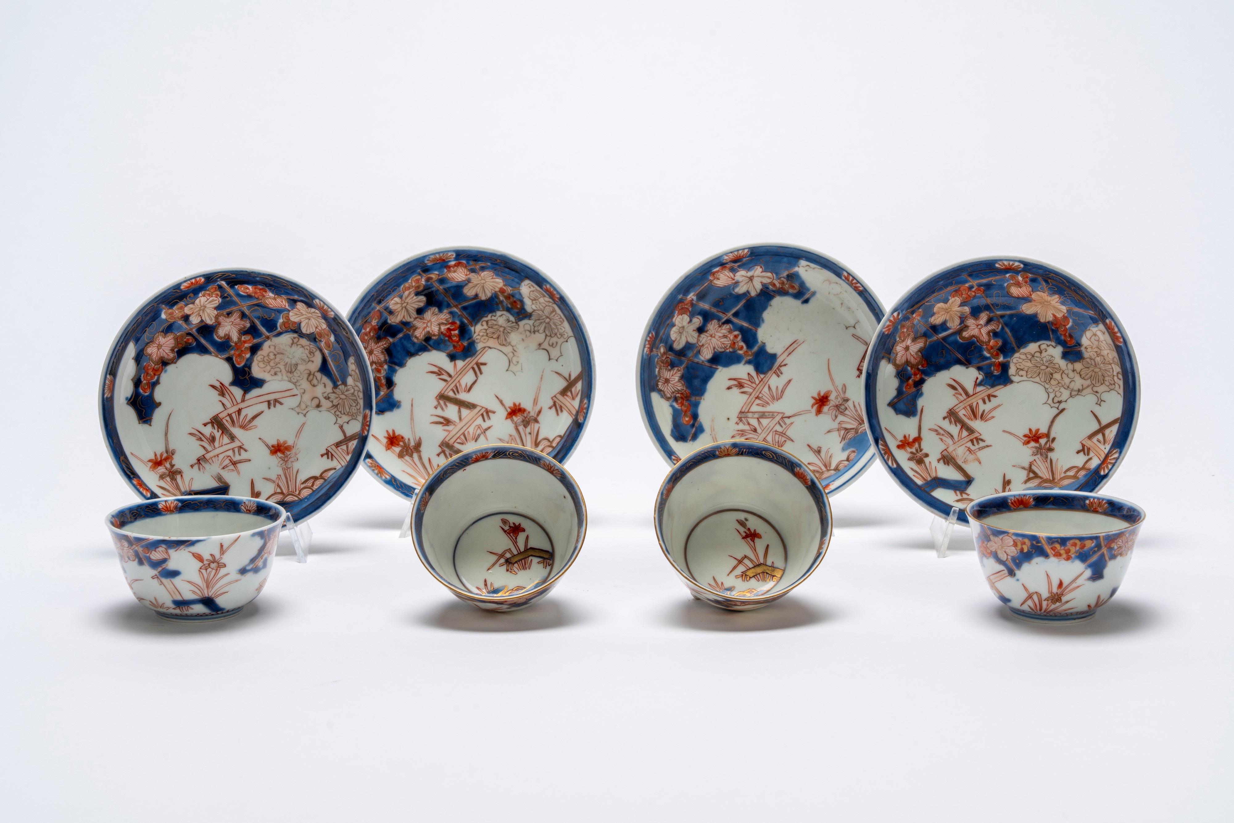 Servizio da tè composto da quattro piattini con tazzine Imari, Giappone, tardo periodo Edo / iniz...