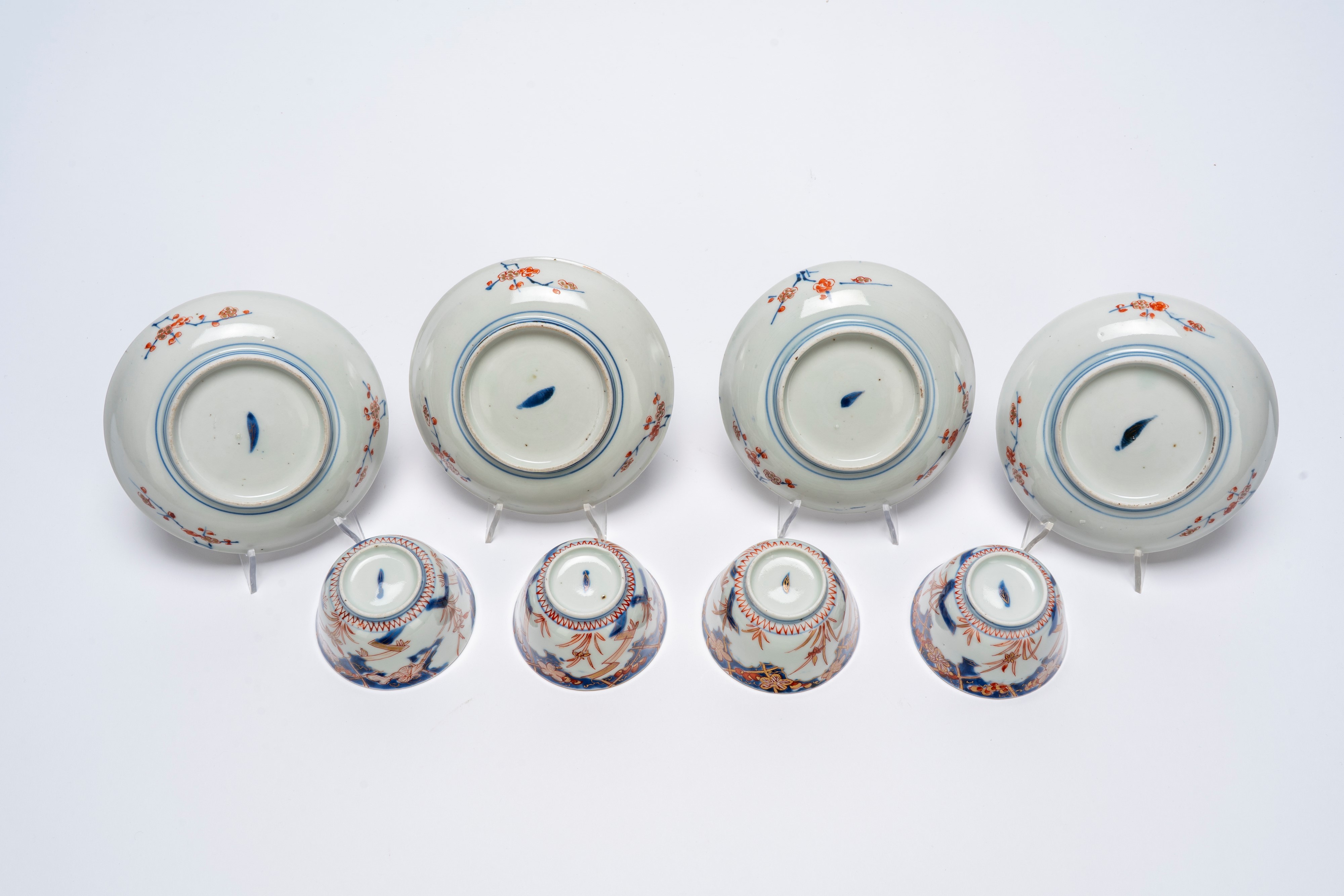 Servizio da tè composto da quattro piattini con tazzine Imari, Giappone, tardo periodo Edo / iniz...