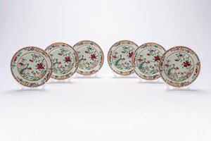 Sei rari piatti in porcellana decorata a smalti famiglia rosa in stile Qianlong da esportazione, Giappone, periodo Meiji