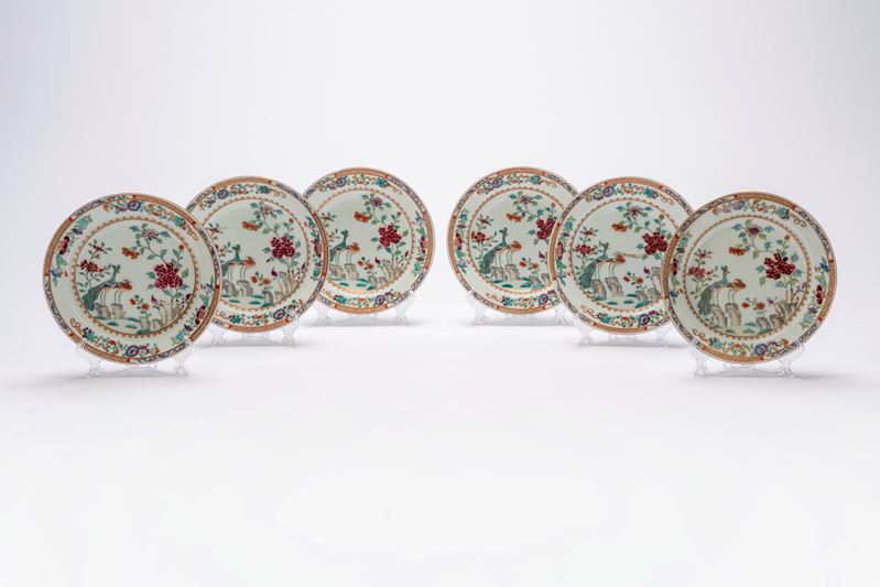 Sei rari piatti in porcellana decorata a smalti famiglia rosa in stile Qianlong da esportazione, ...