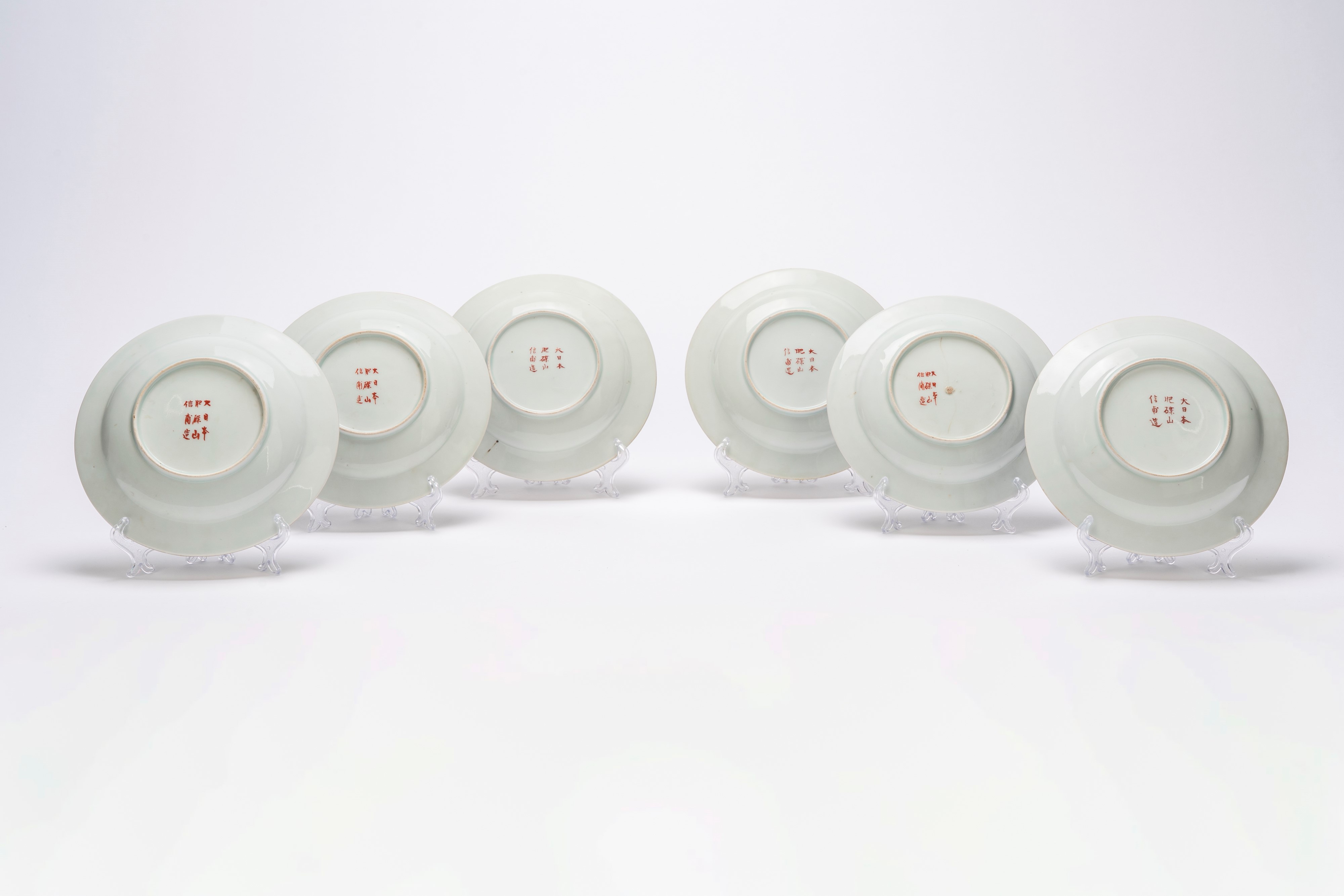 Sei rari piatti in porcellana decorata a smalti famiglia rosa in stile Qianlong da esportazione, ...