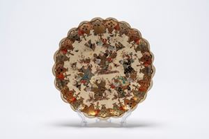 Bel piatto a crisantemo in ceramica Satsuma con bambini e farfalle, periodo Meiji, fine XIX secolo. Giappone, periodo Meiji