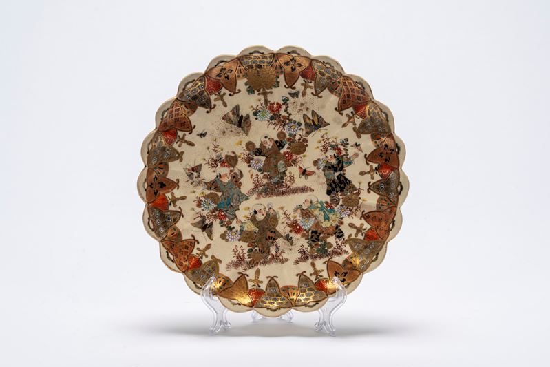 Bel piatto a crisantemo in ceramica Satsuma con bambini e farfalle, periodo Meiji, fine XIX secol...