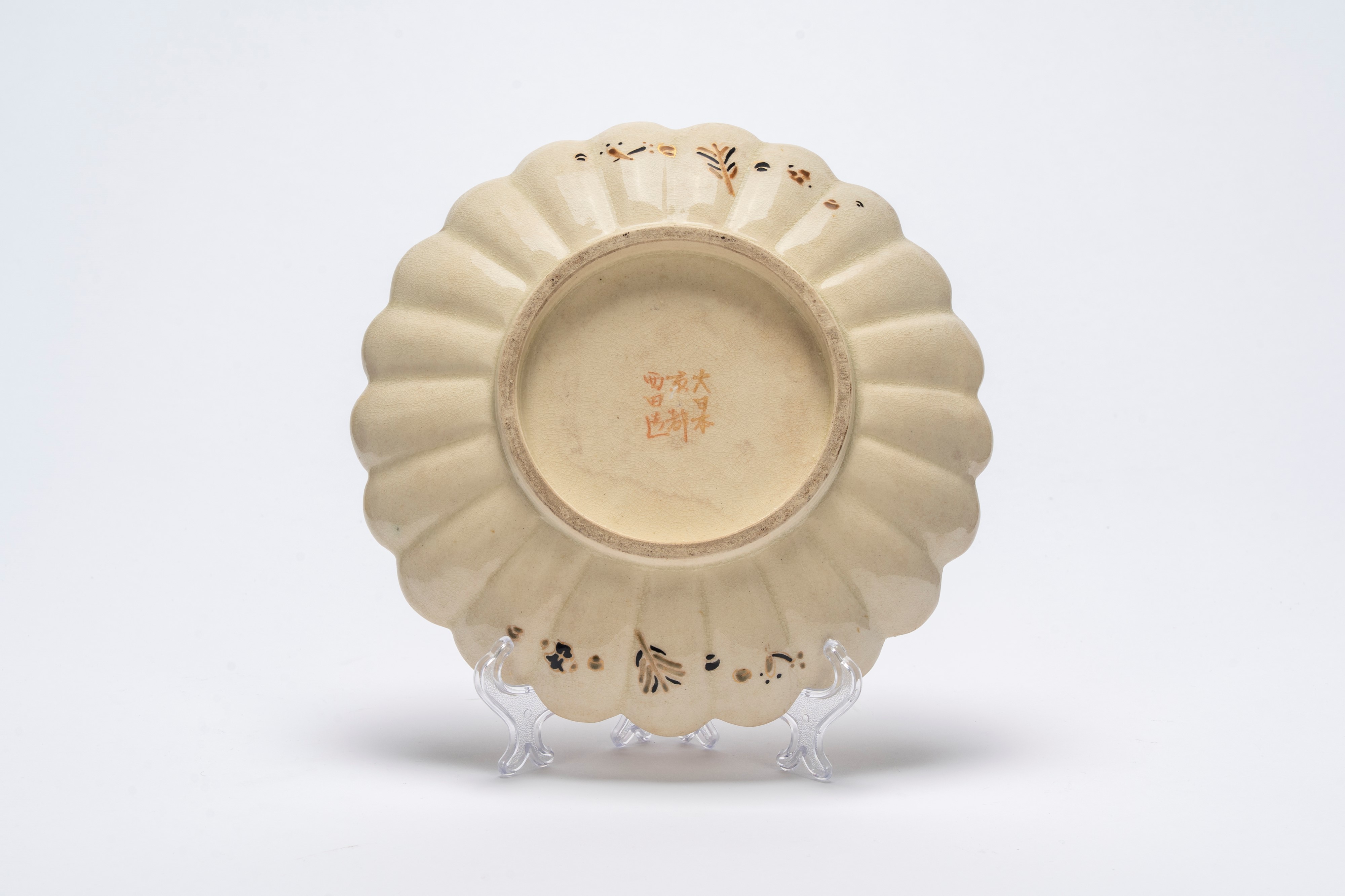 Bel piatto a crisantemo in ceramica Satsuma con bambini e farfalle, periodo Meiji, fine XIX secol...