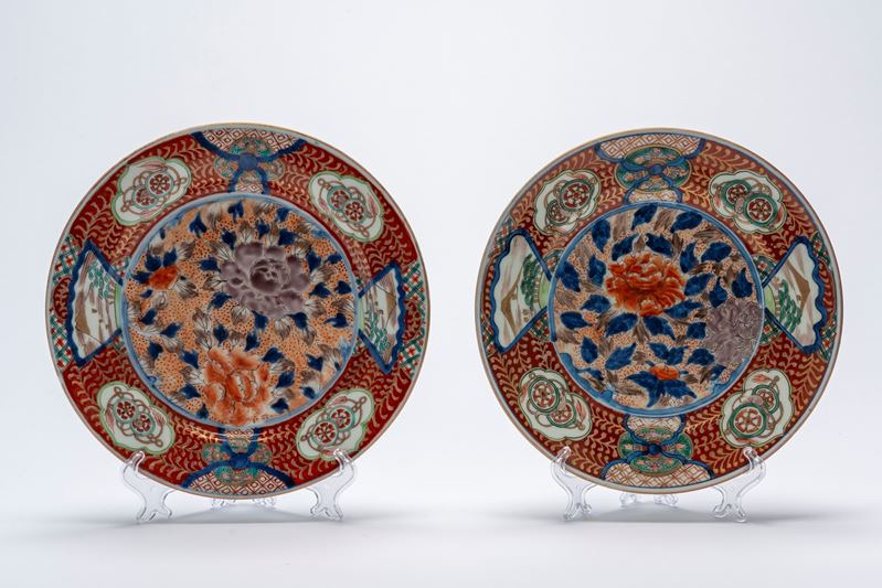 Coppia di piatti Imari, Giappone, periodo Meiji, XIX secolo