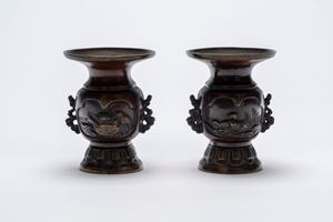 Coppia di vasetti in bronzo giapponese con uccelli acquatici, periodo Meiji, fine XIX secolo