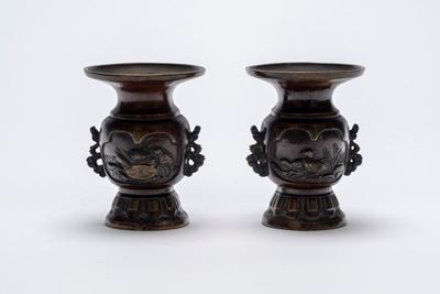 Vasetti in bronzo giapponese con uccelli acquatici, periodo Meiji, fine XIX secolo