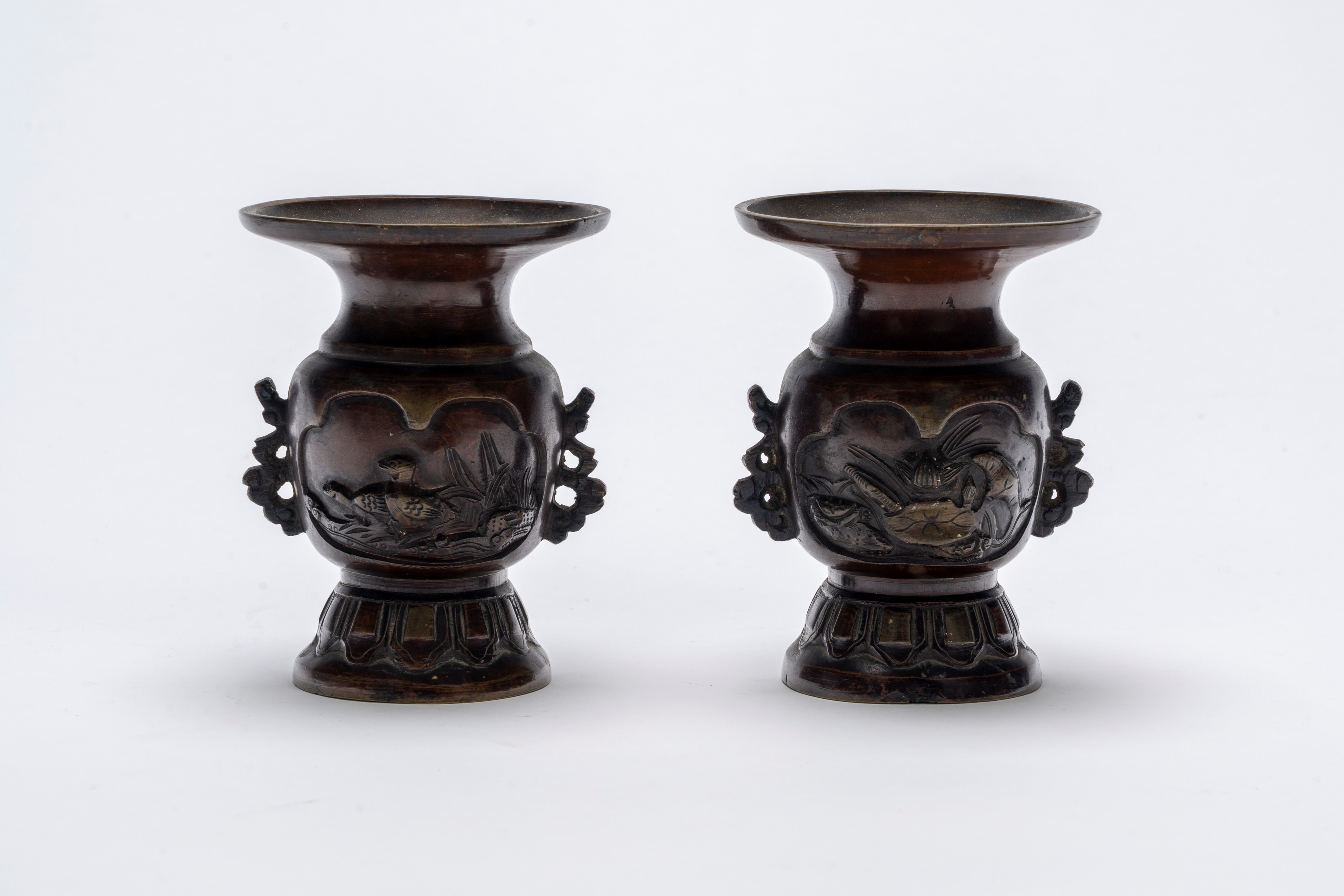 Vasetti in bronzo giapponese con uccelli acquatici, periodo Meiji, fine XIX secolo