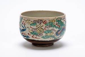 Ciotola in stile wucai in porcellana decorata con draghi a smalti policromi e fondo marrone, Giappone, periodo Meiji, XIX secolo