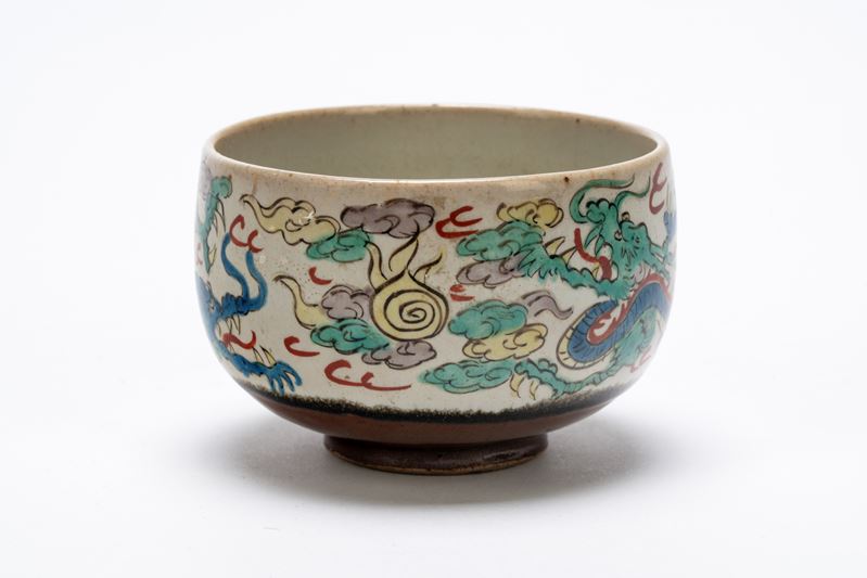 Ciotola in stile wucai in porcellana decorata con draghi a smalti policromi e fondo marrone, Giap...