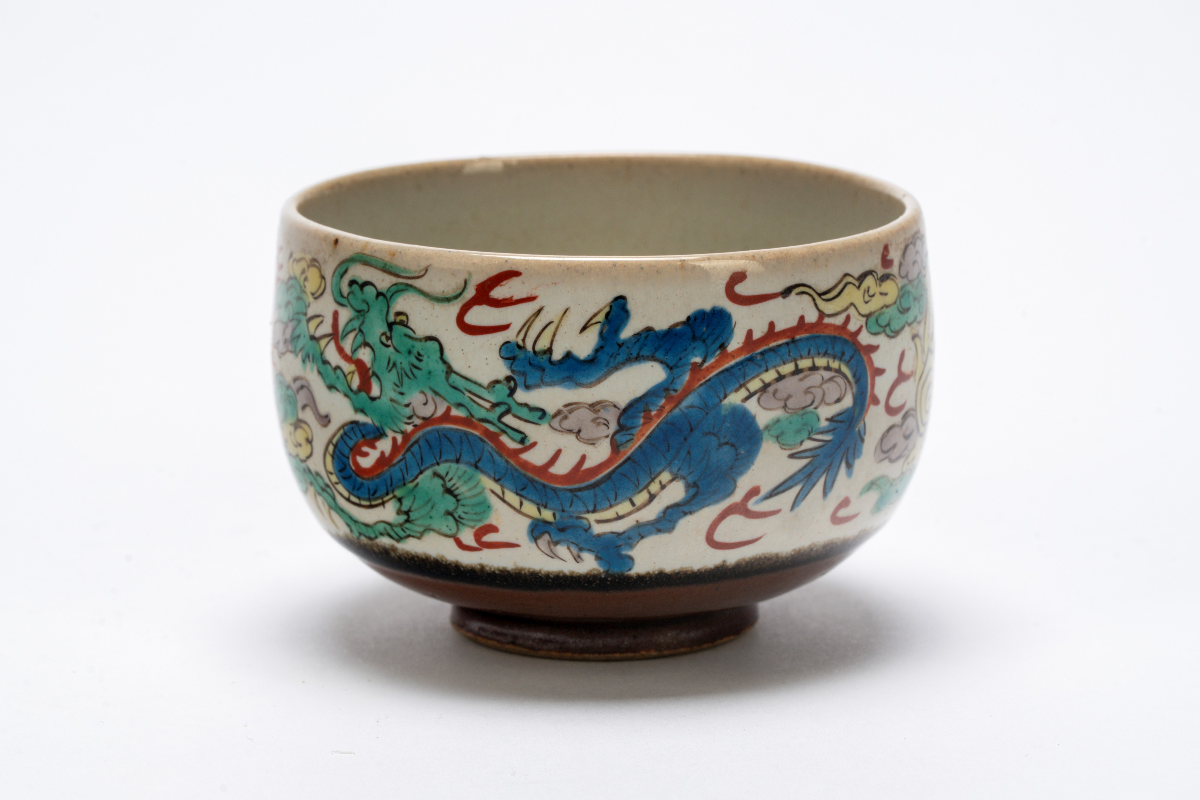 Ciotola in stile wucai in porcellana decorata con draghi a smalti policromi e fondo marrone, Giap...