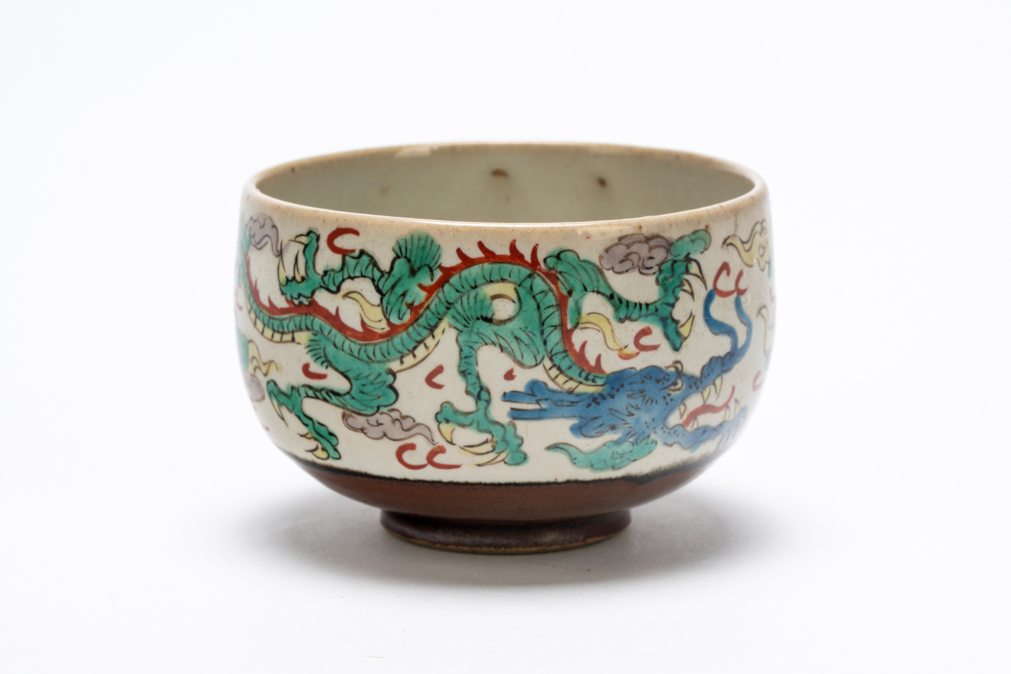 Ciotola in stile wucai in porcellana decorata con draghi a smalti policromi e fondo marrone, Giap...