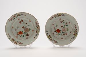 Due piatti fondi in porcellana Famiglia Rosa, Cina, dinastia Qing, periodo Qianlong (1736&ndash;1795)