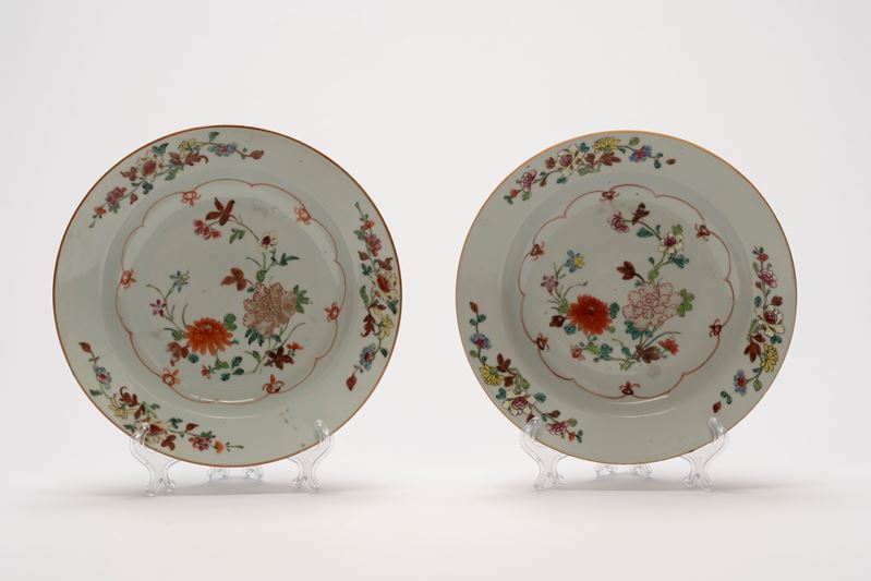 Due piatti fondi in porcellana Famiglia Rosa, Cina, dinastia Qing, periodo Qianlong (1736–1795)