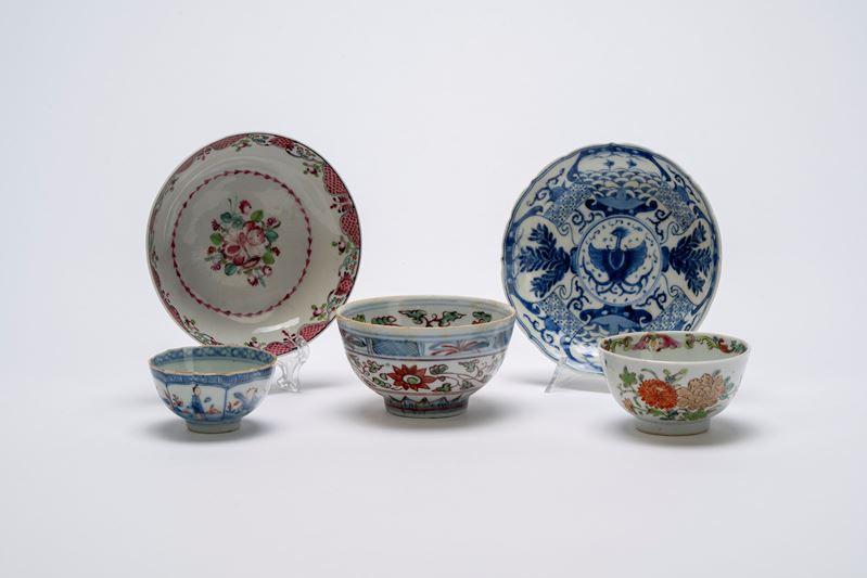 Gruppo in porcellana composto da tre coppette e due piattini, varie provenienze ed epoche