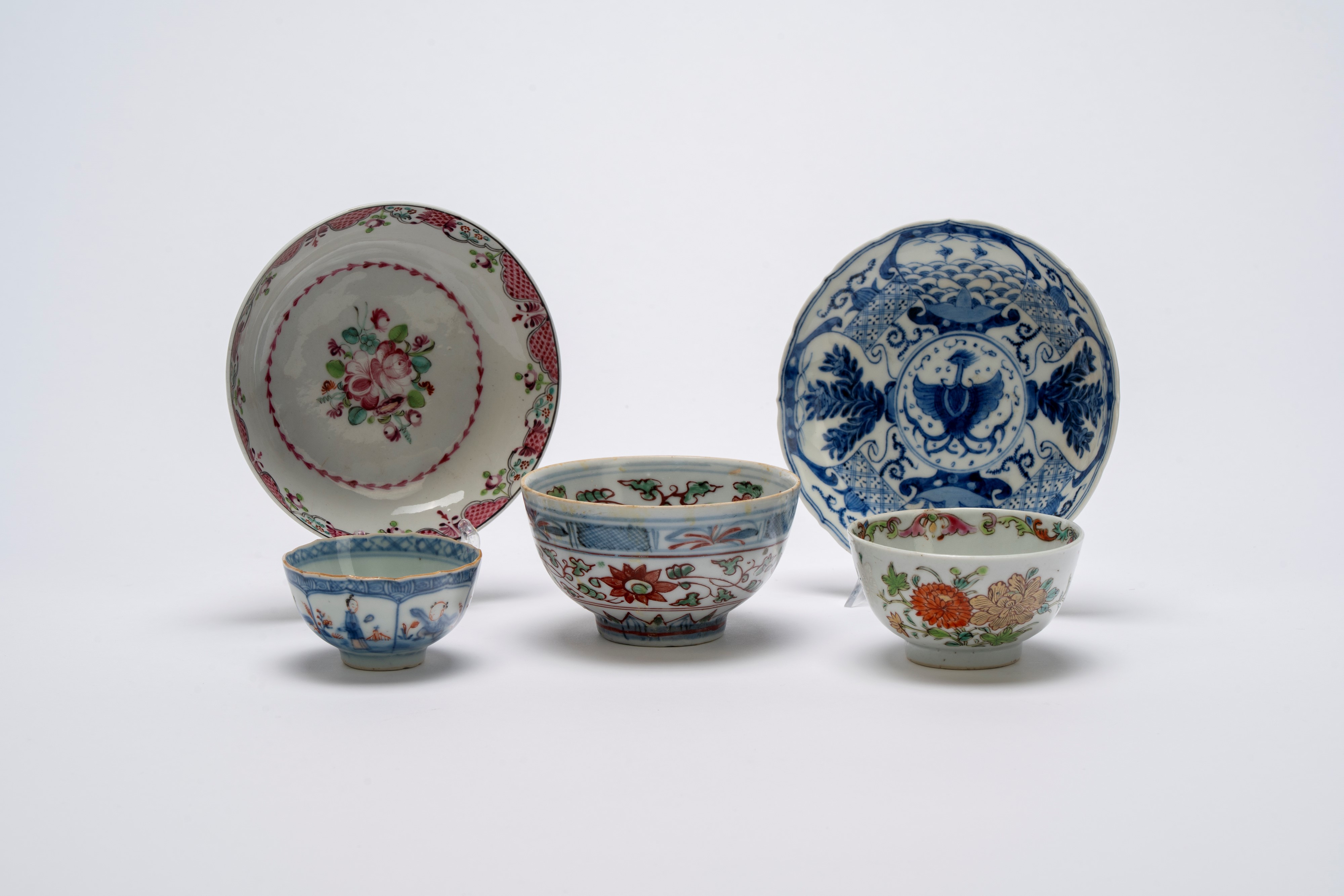 Gruppo in porcellana composto da tre coppette e due piattini, varie provenienze ed epoche