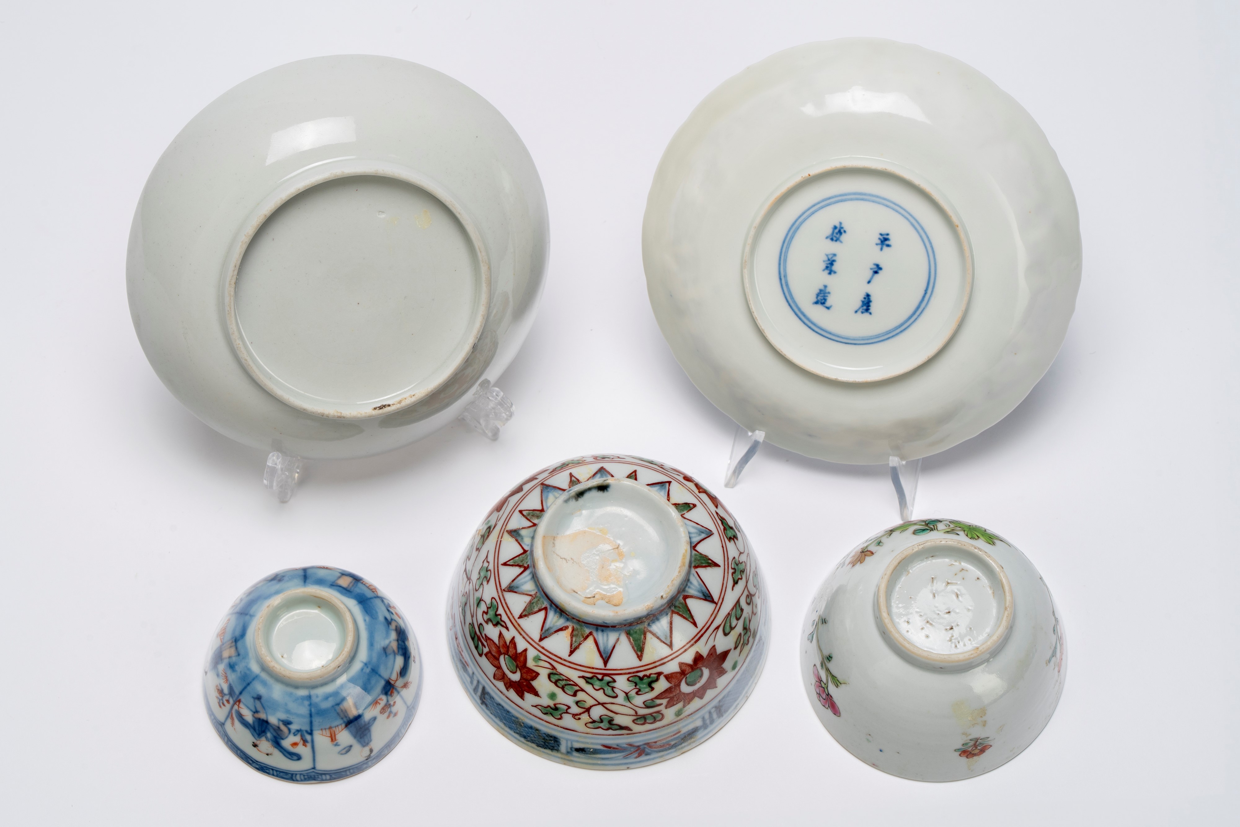 Gruppo in porcellana composto da tre coppette e due piattini, varie provenienze ed epoche