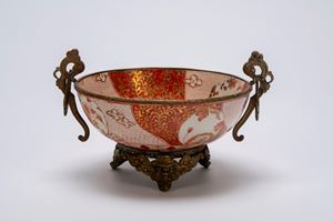 Elegante ciotola in porcellana Kutani, decorata con smalti rosso e oro a motivi autunnali, con montatura in bronzo dorato (ormolu), periodo Meiji &ndash; fine XIX secolo