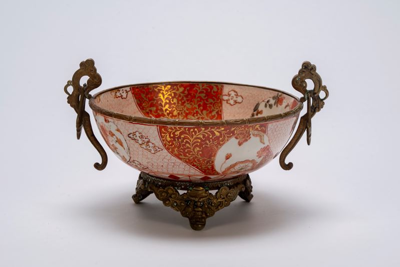 Elegante ciotola in porcellana Kutani, decorata con smalti rosso e oro a motivi autunnali, con mo...