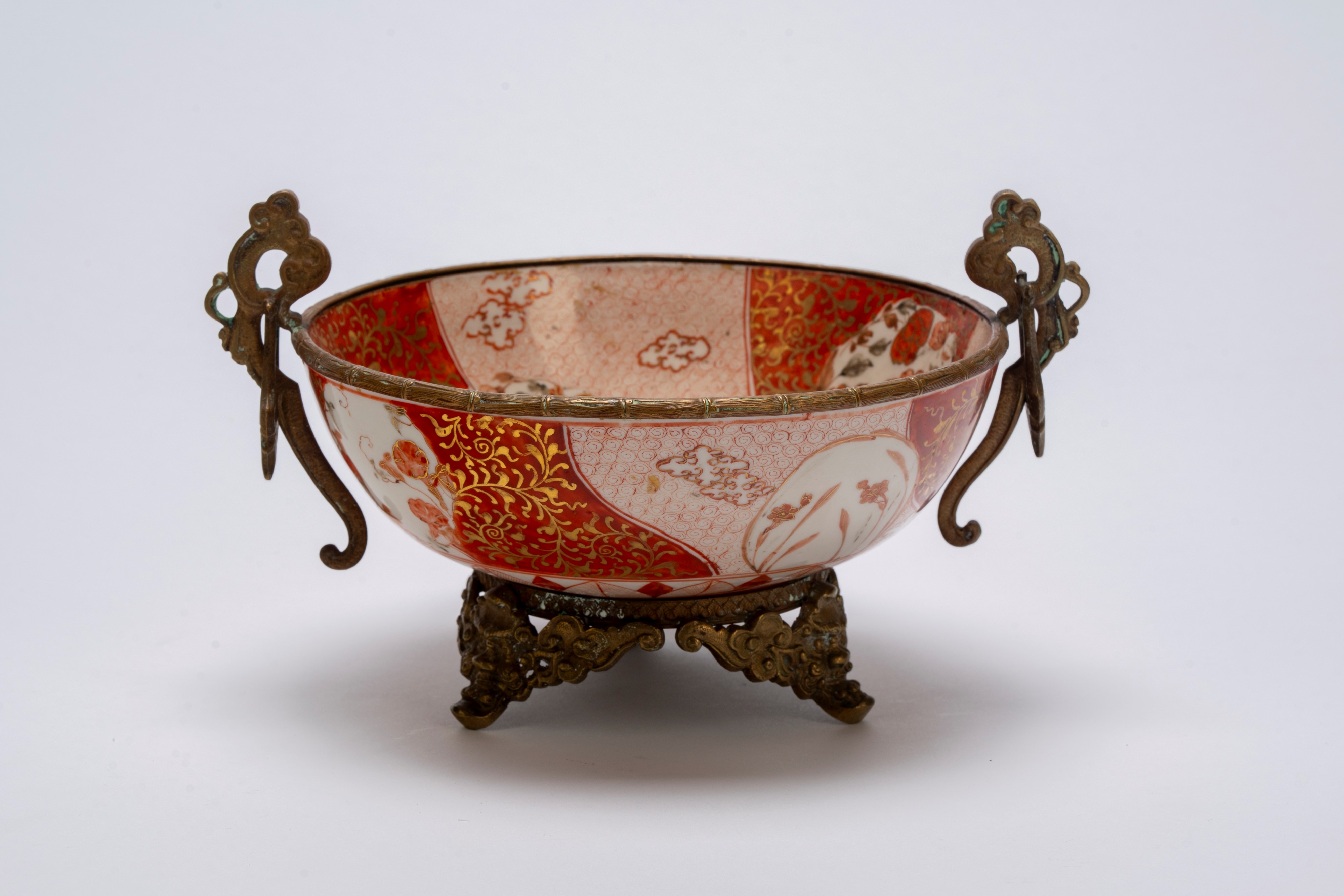 Elegante ciotola in porcellana Kutani, decorata con smalti rosso e oro a motivi autunnali, con mo...