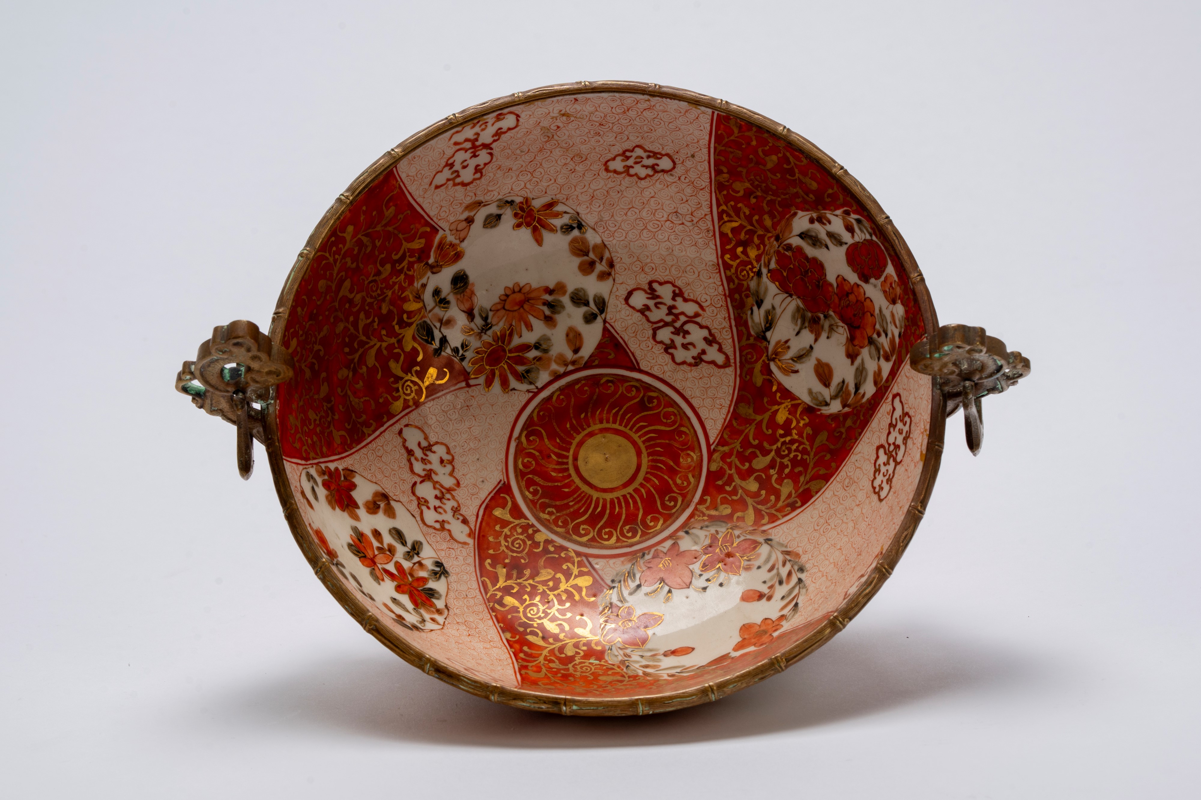 Elegante ciotola in porcellana Kutani, decorata con smalti rosso e oro a motivi autunnali, con mo...