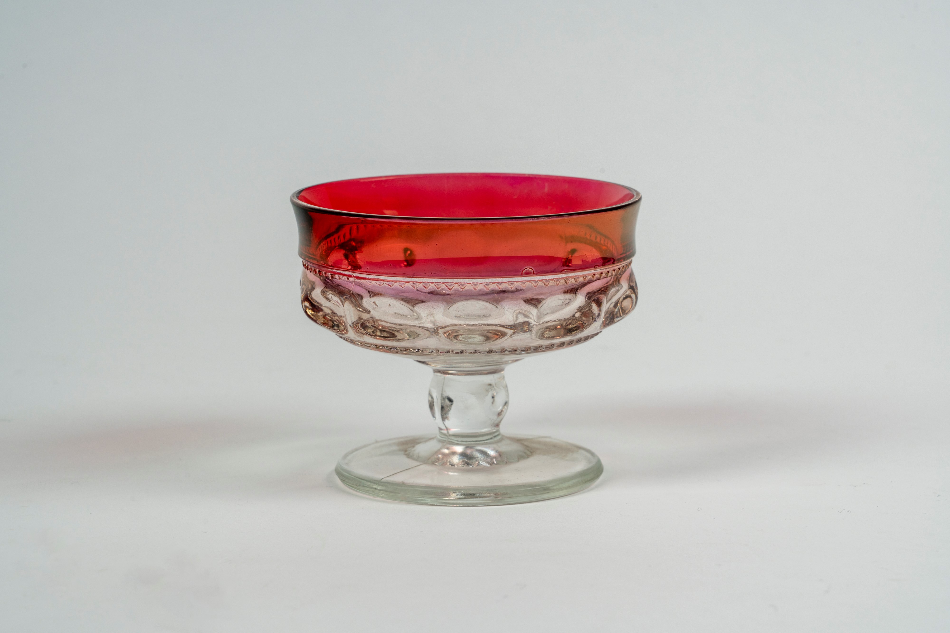 Diciotto Coppe da Macedonia in Vetro Trasparente con Bordo Rosso Rubino, Fascia e Stelo Baccellat...
