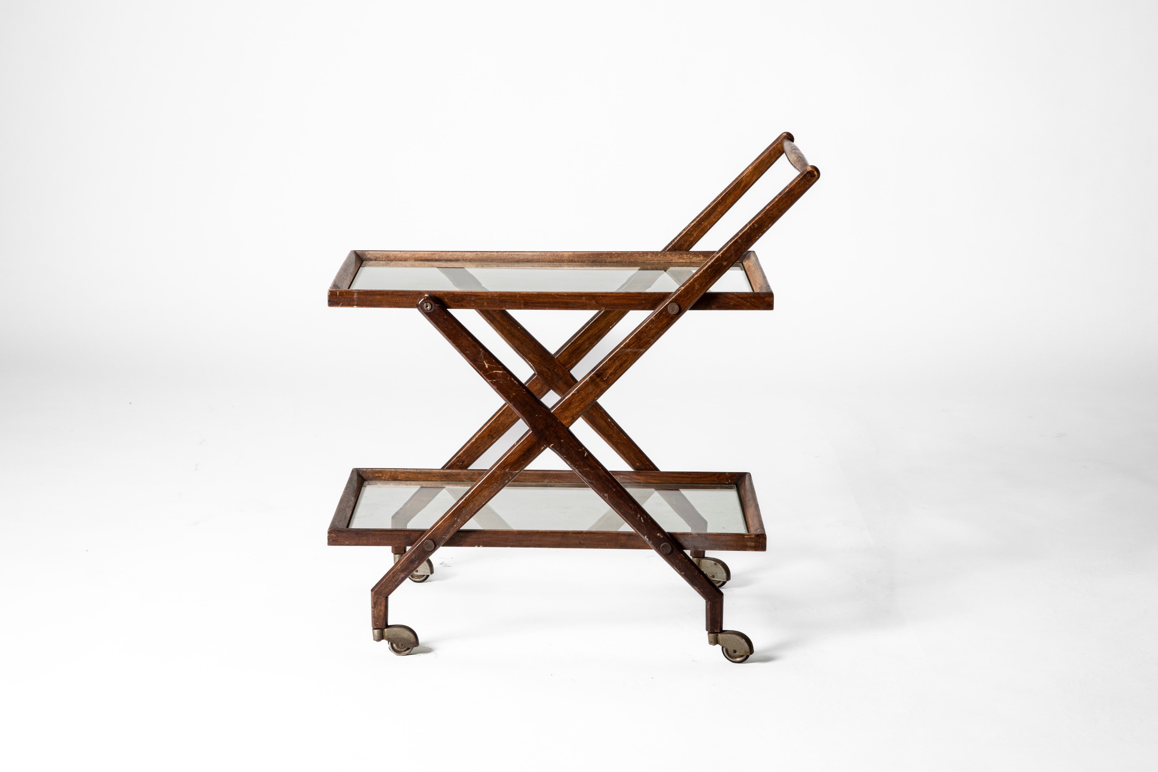 Carrello porta vivande in legno con due piani in vetro e piedi muniti di rotelle