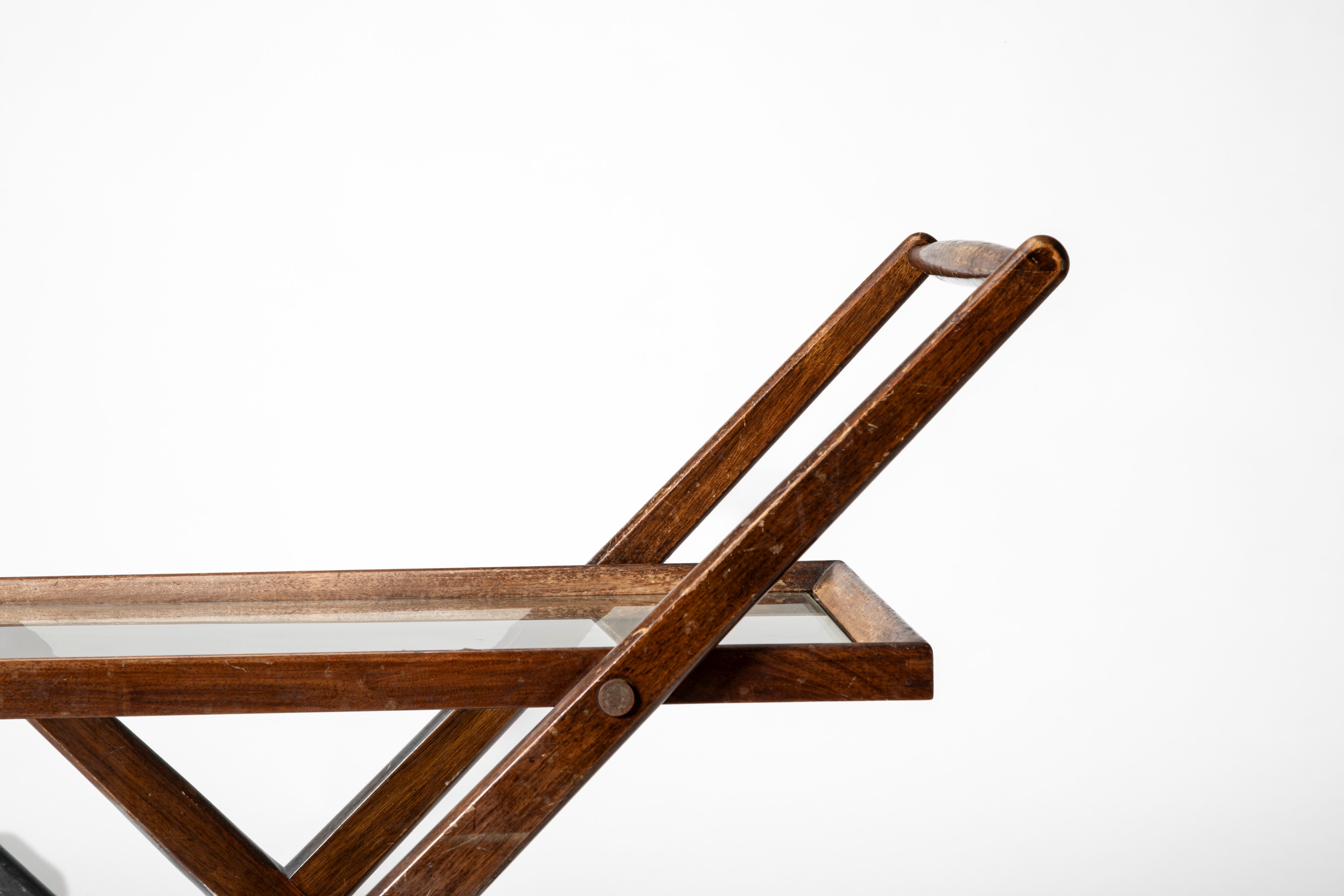 Carrello porta vivande in legno con due piani in vetro e piedi muniti di rotelle