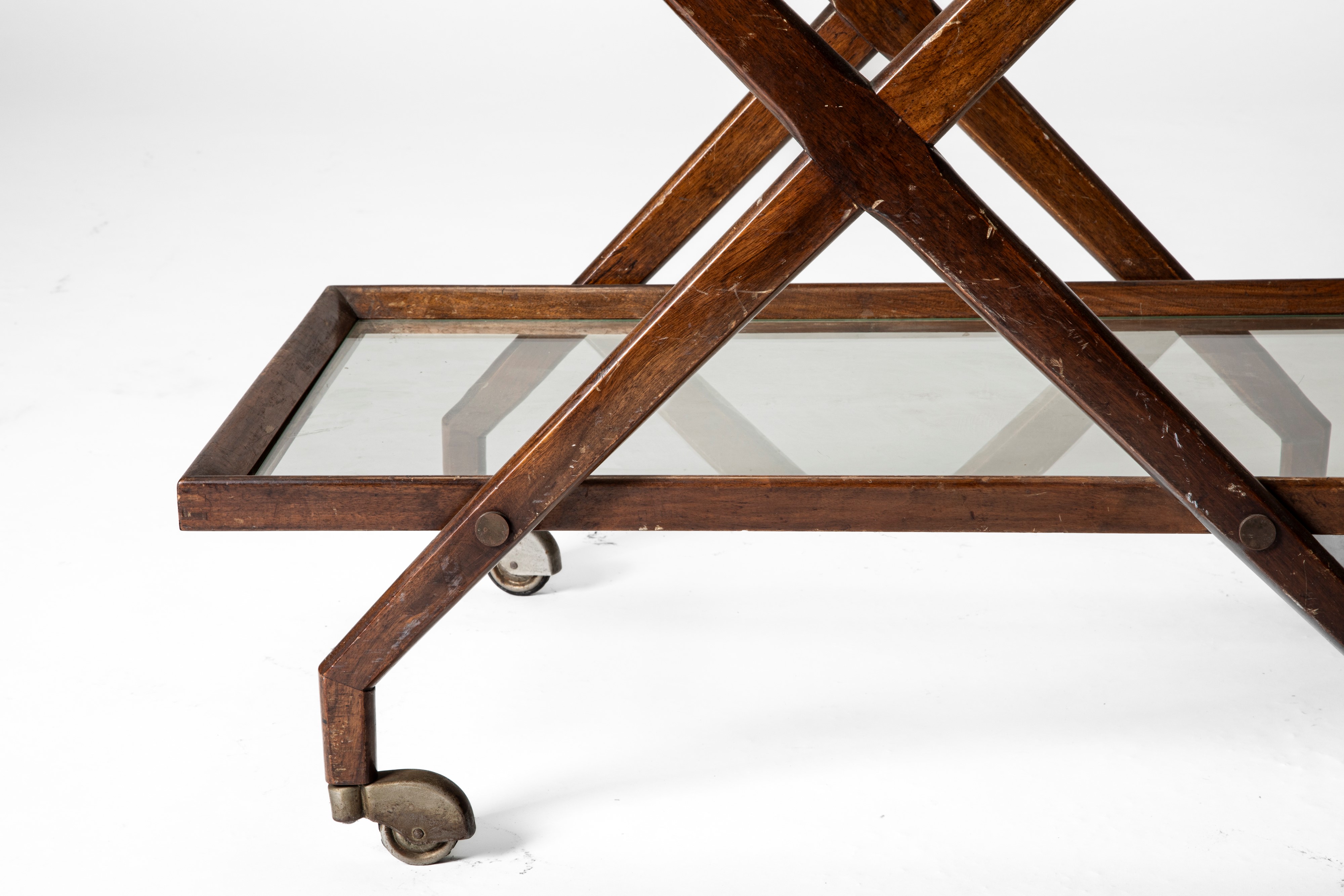 Carrello porta vivande in legno con due piani in vetro e piedi muniti di rotelle