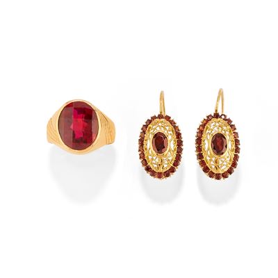 Gioielli in oro giallo 18k, coppia di orecchini con granati e anello con pietra rossa sintetica