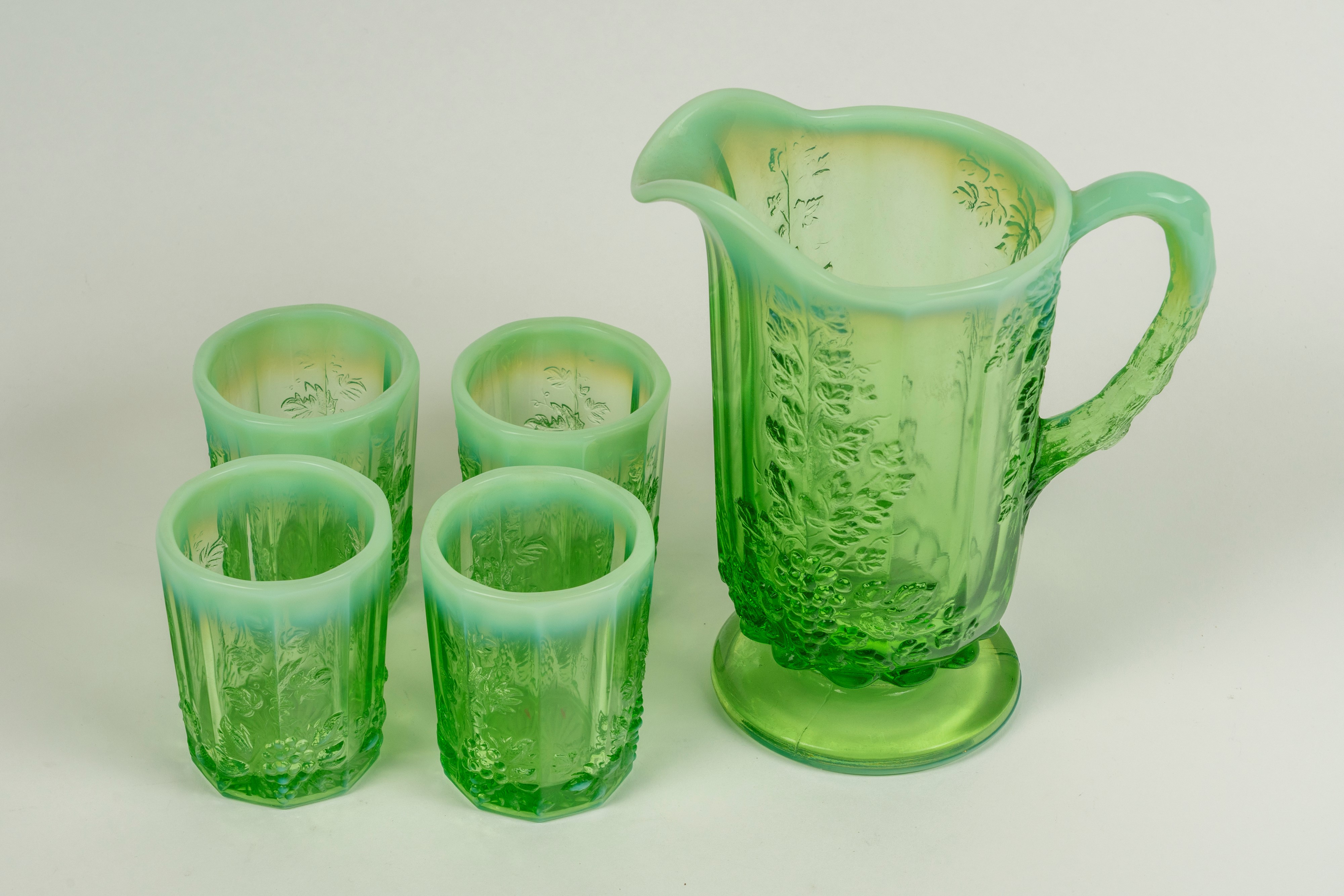 Set di quattro bicchieri e una brocca