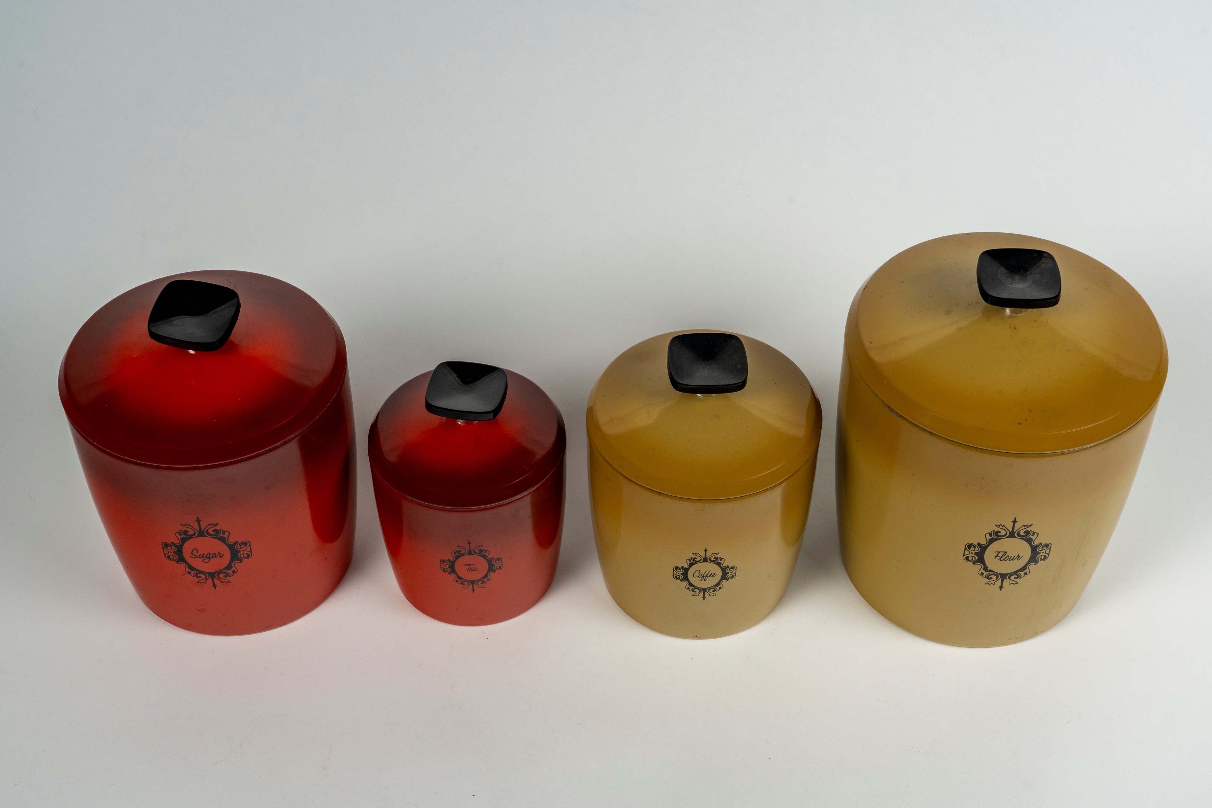 Set di quattro barattoli in latta composto da un porta te, un porta caffe, un porta zucchero e un...